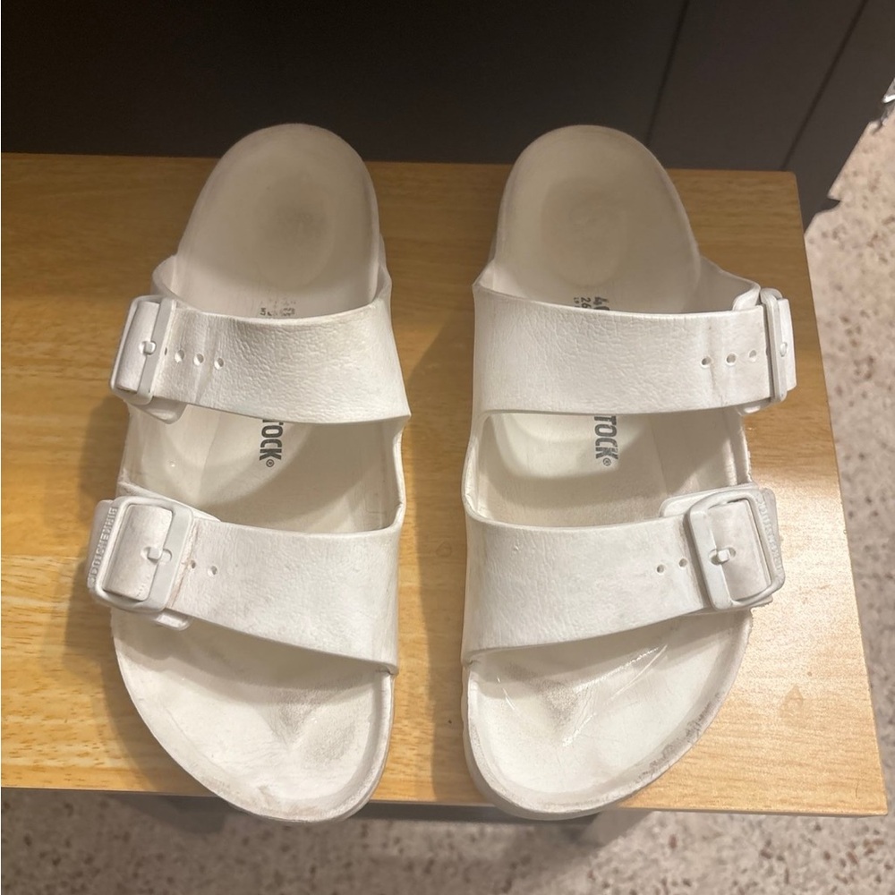 Cusionaire Double Buckle Shoes unisex lad. 9 men 7 white